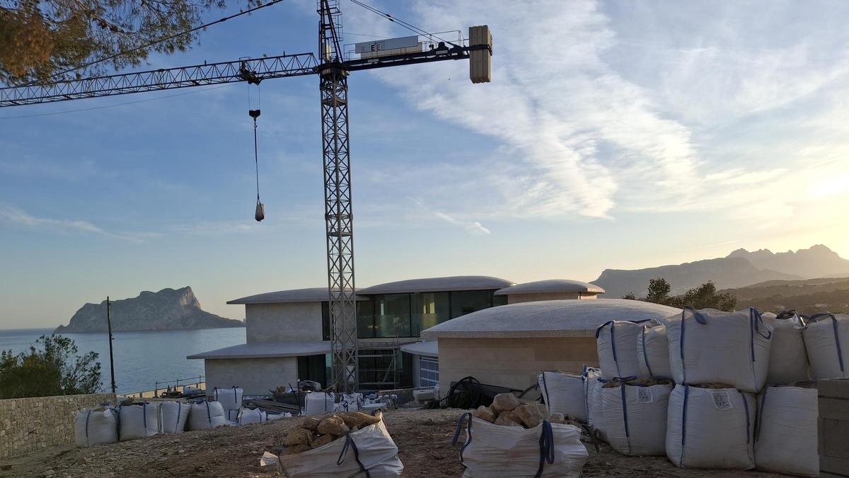 La vivienda, encuadrada entre el Penyal d'Ifac y la Serra de Bèrnia