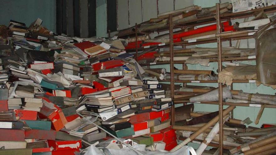 La montaña de documentos que se guardaban en un local de Trasona y que acabaron en la basura.