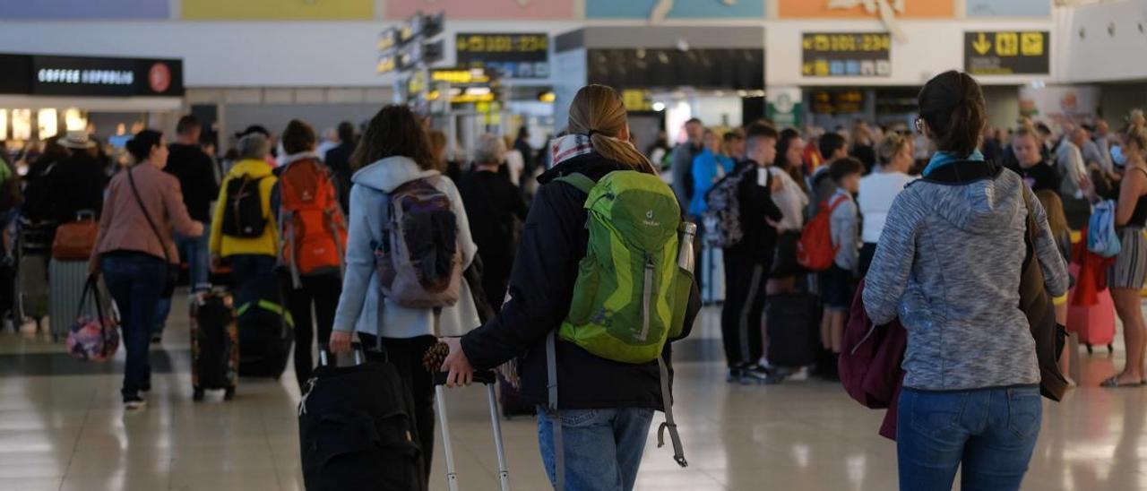 Presencia de pasajeros en el aeropuerto de Gran Canaria durante los primeros días de estado de alarma.