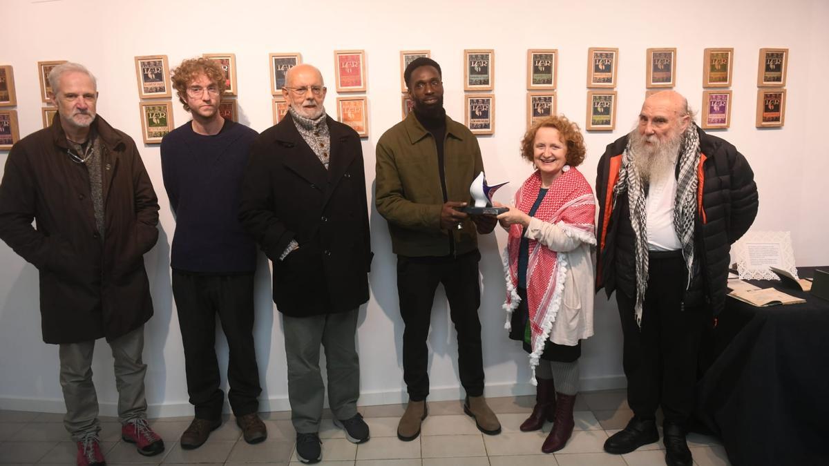 Ibrahima Diack, junto a miembros de la Asociación Cultural Alexandre Bóveda y Acampa