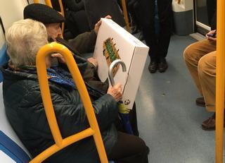 La foto de dos abuelos en el Metro de Madrid que emociona a las redes