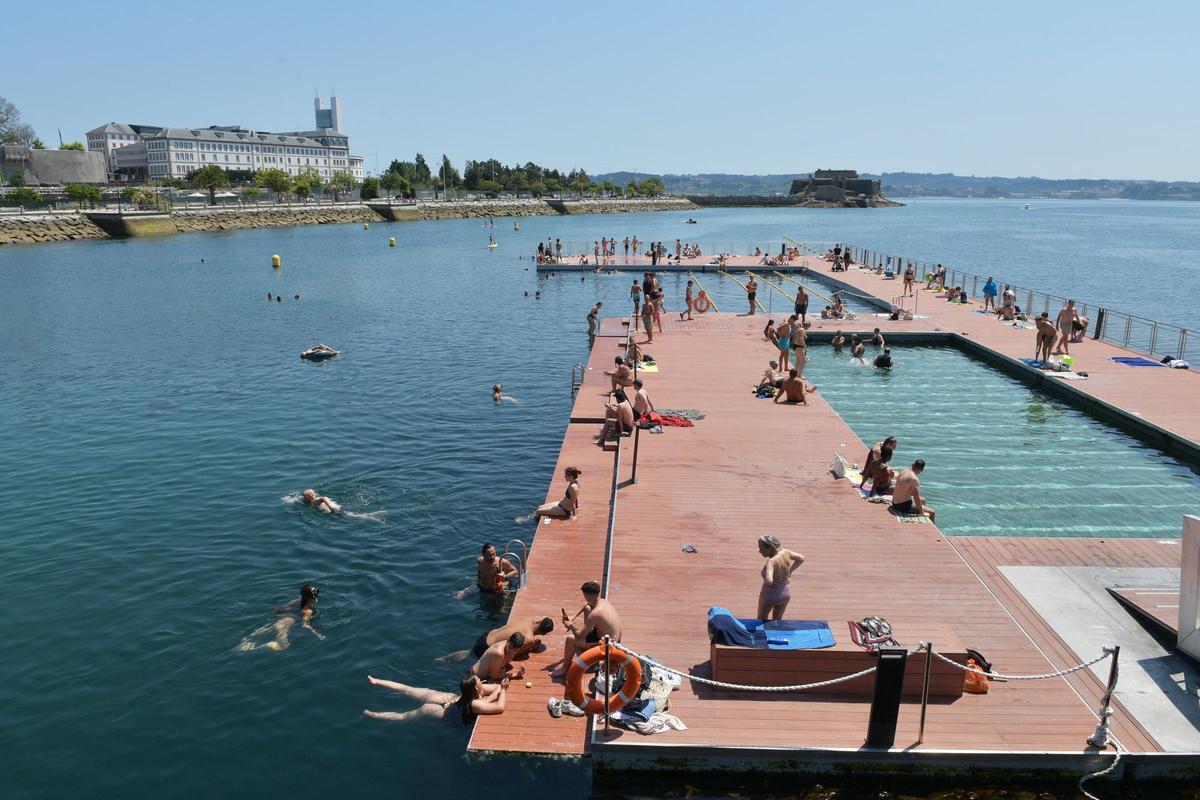 Los coruñeses se refugian en las playas y en el mar de las altas temperaturas Los coruñeses se refugian en las playas y en el mar de las altas temperaturas