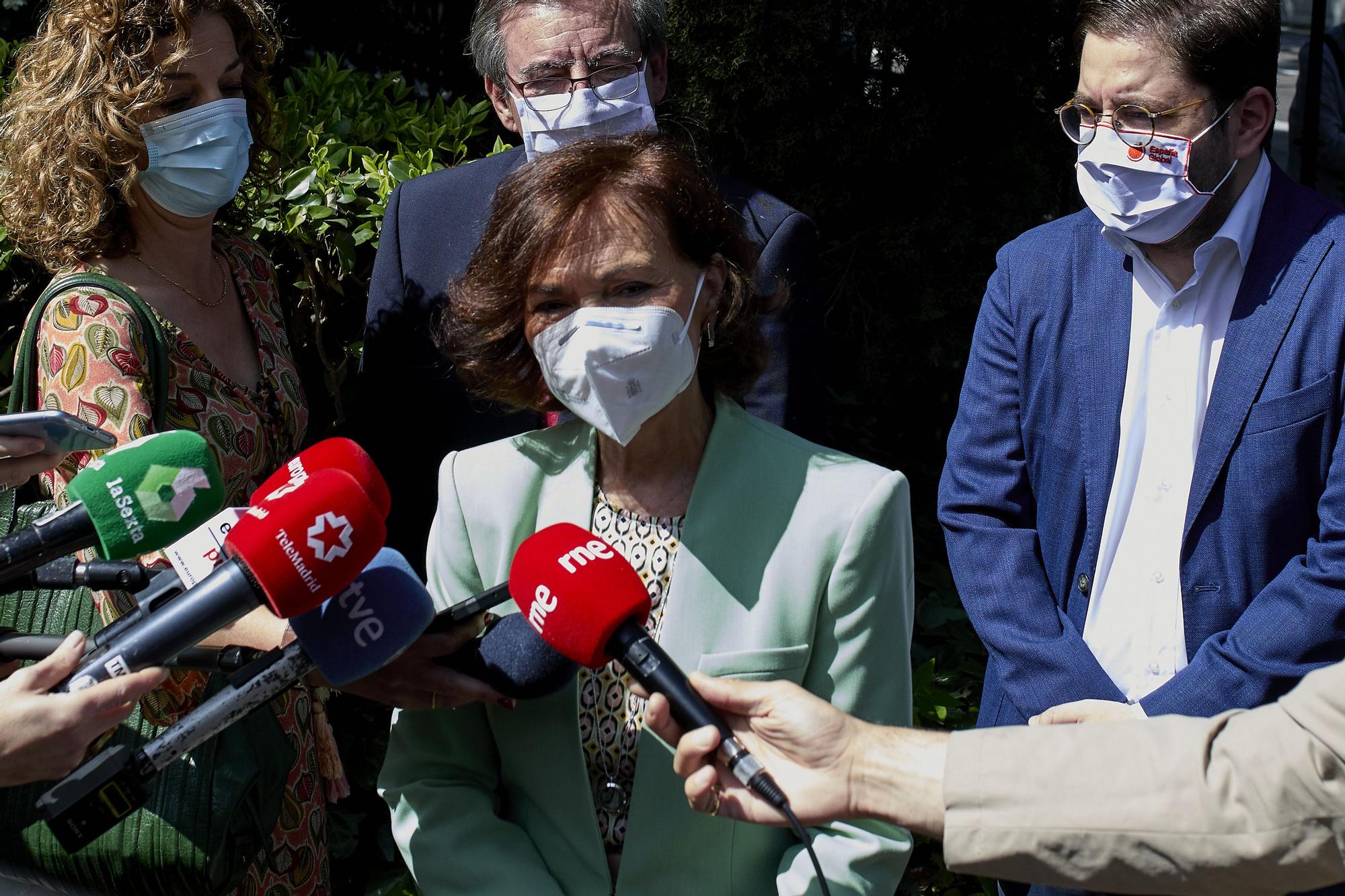 La vicepresidenta Carmen Calvo atiende a los periodistas a su llegada a un acto en la Casa de América.