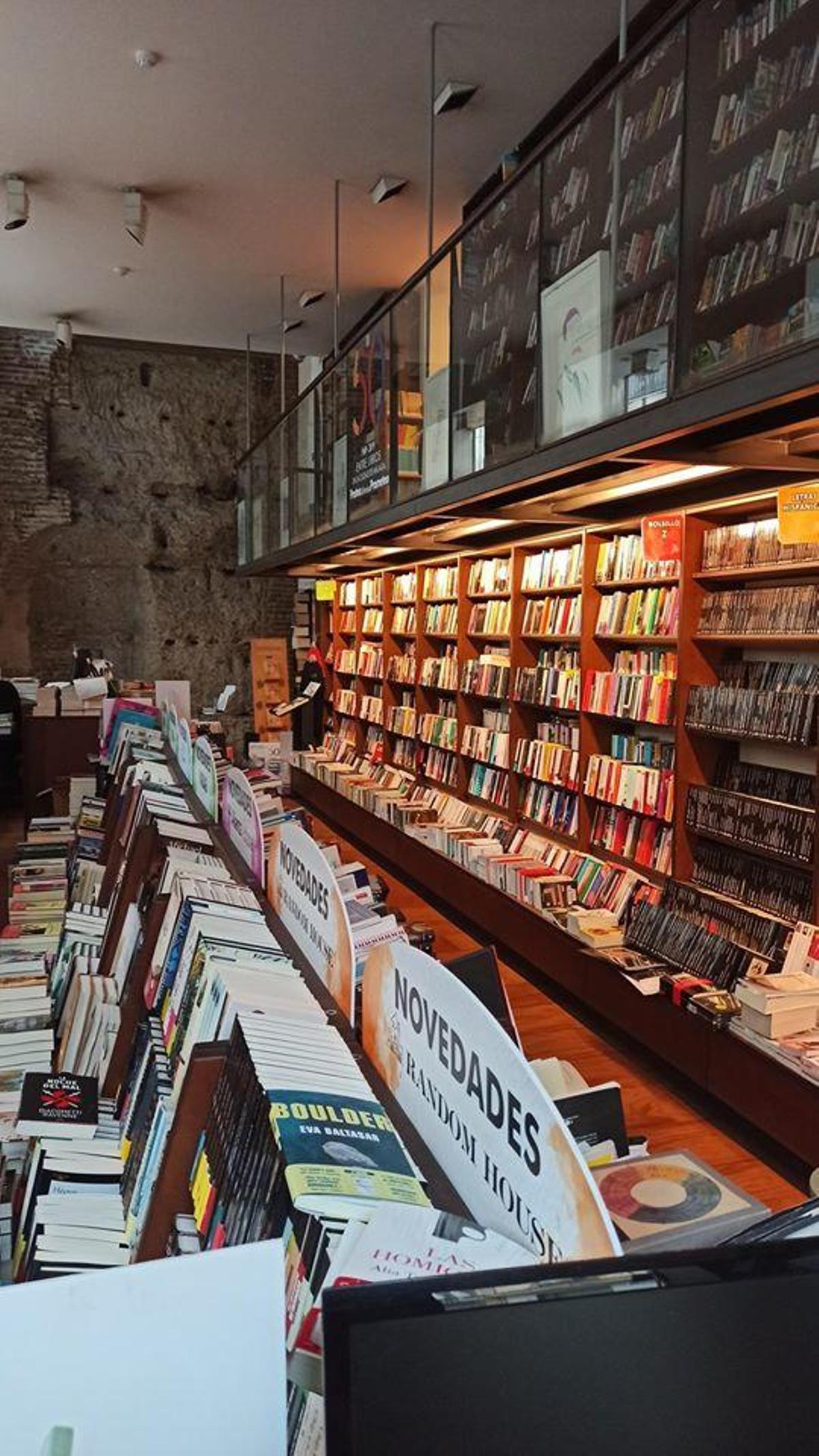 Los libros de las estanterías de Proteo y Prometeo esperan a los lectores.