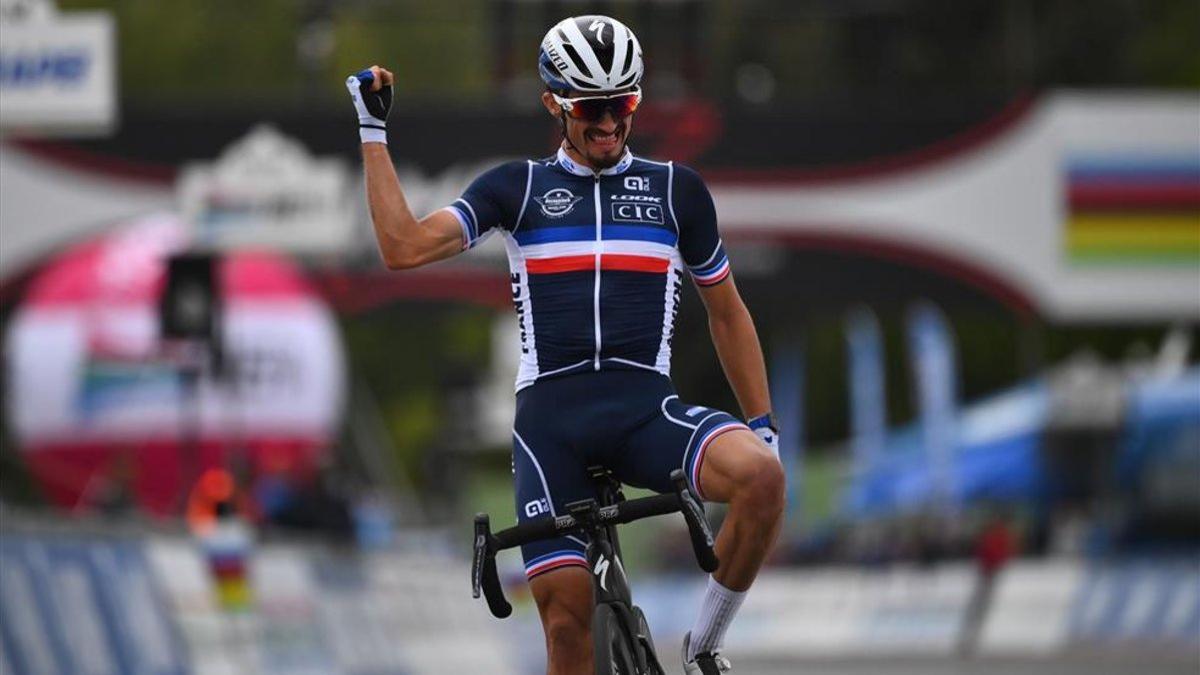 Alaphilippe celebra en la llegada a meta