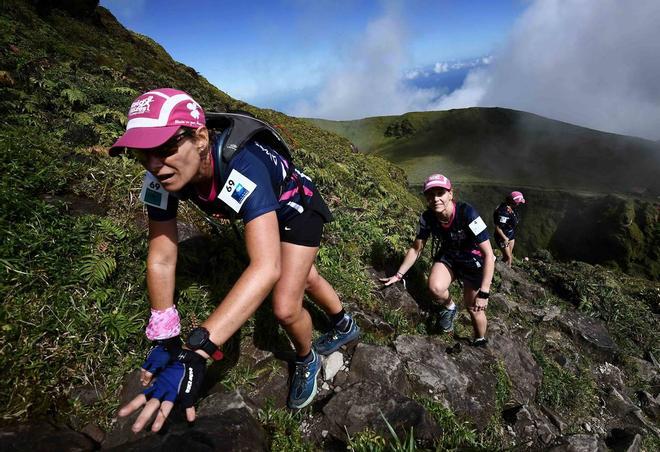 Los competidores participan en una carrera de trail en el Montagne Pelee como parte de la Raid des Alizes, una competencia multideportiva exclusivamente femenina en la isla caribeña francesa de Martinica el 29 de noviembre de 2019.