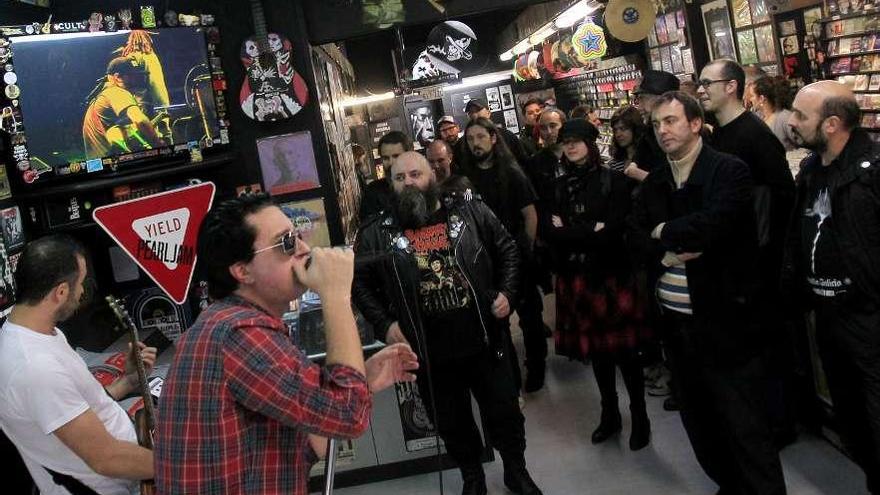 El grupo Hijosdelasal presentó su nuevo disco ayer en Discos Elepé, en Vigo. // José Lores