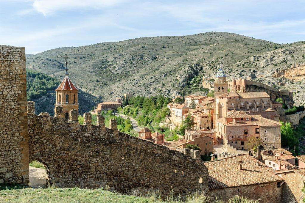 Al borde del precipicio. Escuchar un concierto de música clásica en la iglesia de Santa María de Albarracín es la mejor forma de elevar el espíritu en esta ya de por sí elevada localidad medieval, asentada sobre un espolón rocoso rodeado por un meandro del río Guadalaviar. 