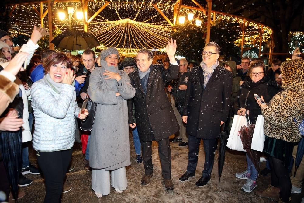 Vigueses, turistas y autoridades, disfrutando de la nieve en la Alameda.