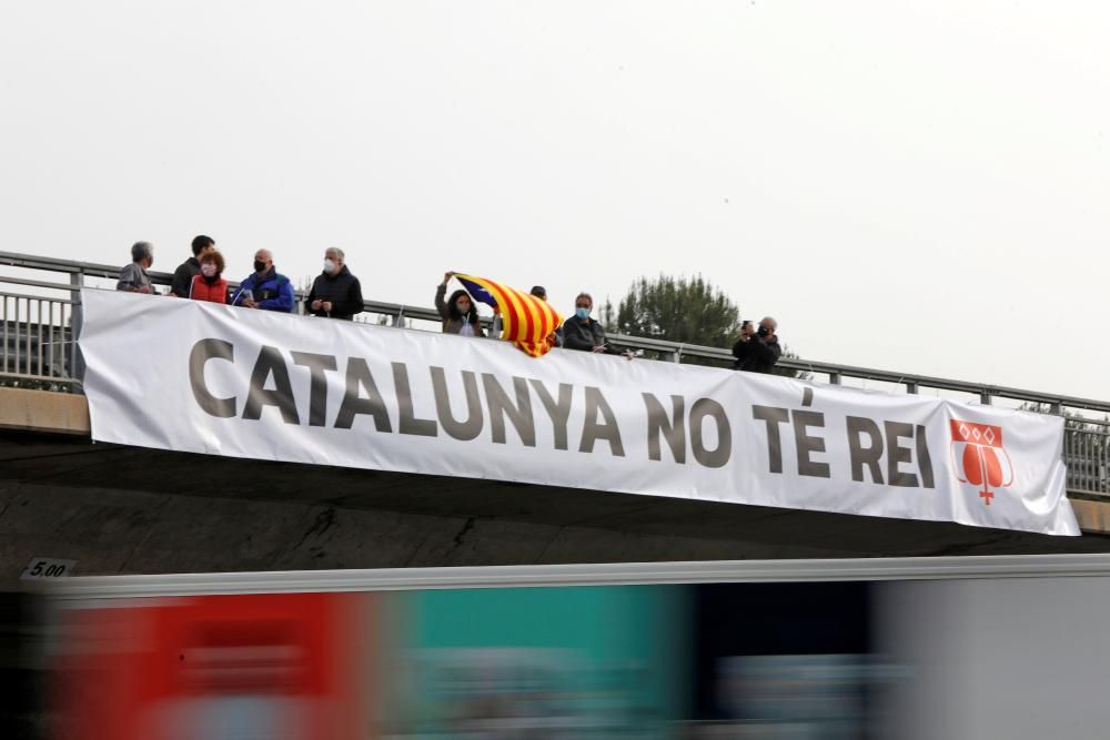 ANC i Òmnium despleguen pancartes a ponts de Martorell contra la visita de Felip VI a Seat