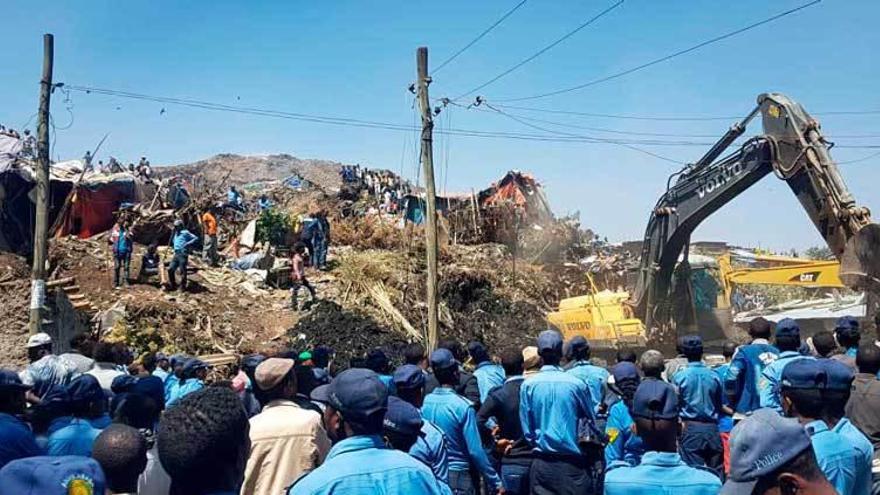 Labores de rescate en el vertedero de Addis Abeba.