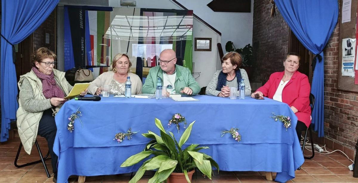 Por la izquierda, Isabel Lanzón, Inés Gómez , Tito Casado, Reyes Ugalde y Loly Riva, durante el acto. | VICENTE ALONSO