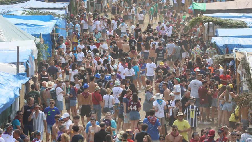 La gran ola calurosa del verano rompe en el Xiringüelu, con un lema dominante entre los más de 40.000 asistentes: &quot;¡A la sombra, por Dios!&quot;