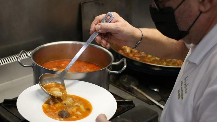 Ximo Abril, de Birbar, prepara un plato de olla de la Plana. | FRANK PALACE