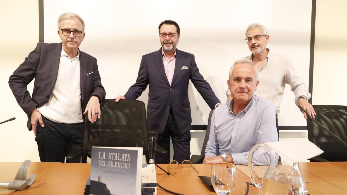 Guillermo Sánchez, Gelaz, sentado con José Andrés Méndez, Julio Artos y José Antonio Rodas, de pie, durante la presentación del libro "La antología del silencio" en Valdecarzana.