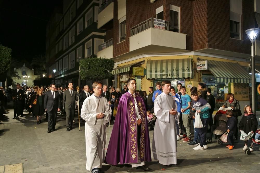 Algunas de las imágenes decanas de la Semana Santa se acercaron al mar y los paseos en Martes Santo