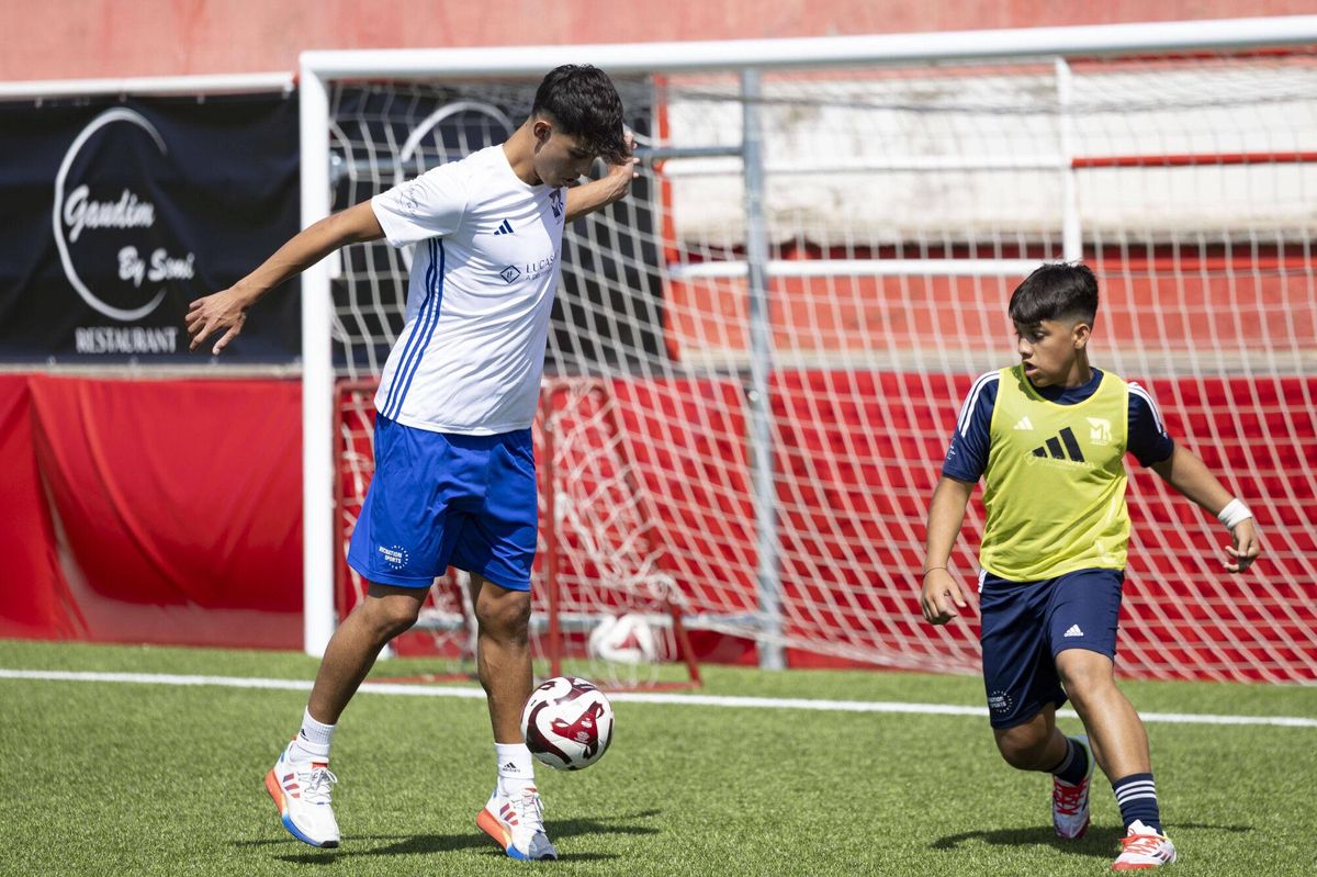 Marc Bernal jugando con los niños del campus