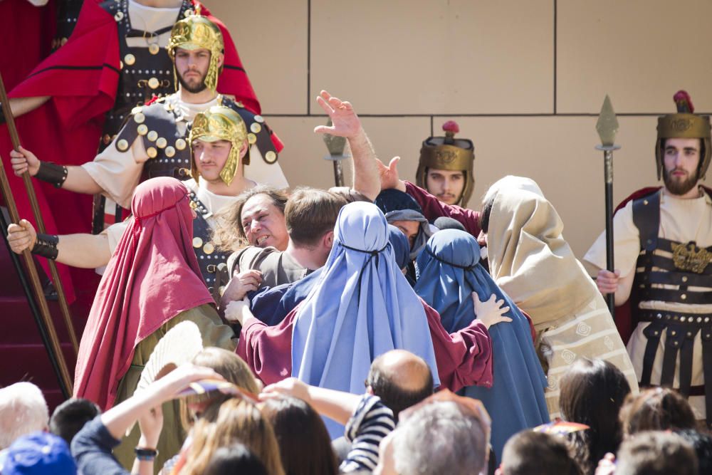 Vecinos y visitantes de Benetússer asisten a la representación del Calvario de Jesucristo.