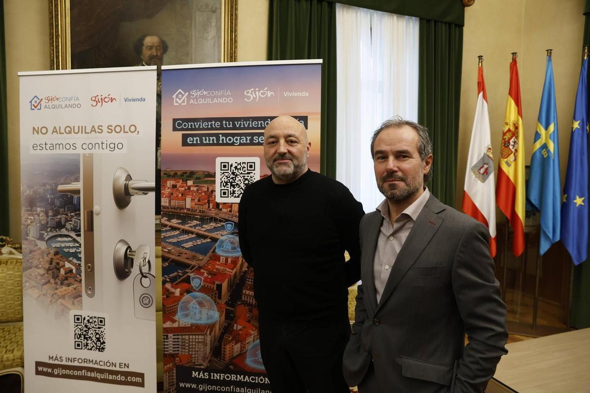 Guzmán Pendás y Ángel Benavente, presidente y gerente de Emvisa, durante la presentación de "Gijón confía alquilando"