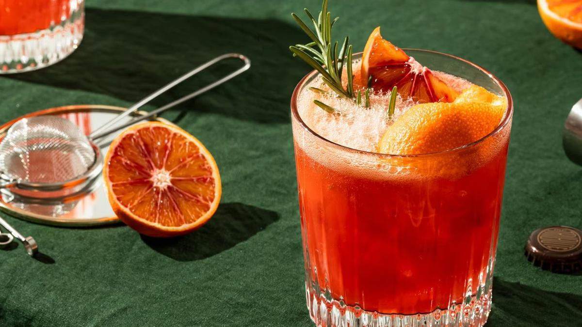 El taller que se impulsa en Vila-real busca mostrar a los jóvenes diferentes recetas de cócteles sin alcohol.