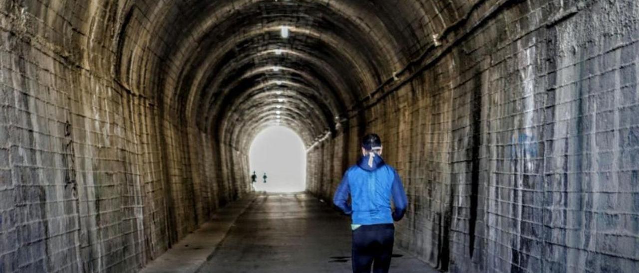 Los túneles de la Vía Verde son usados para practicar deporte. | JUANI RUZ