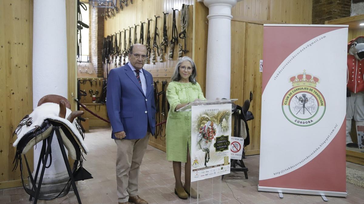 María Antonia Torres Delgado y Rafael, miembros del Club de Carruajes de Tradición, durante la presentación del cartel del evento.