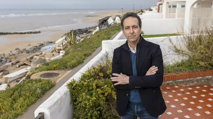 Las casas en primerísima línea de playa en Matalascañas en peligro tras el temporal: "Se van a caer seguro, la pregunta es cuándo"