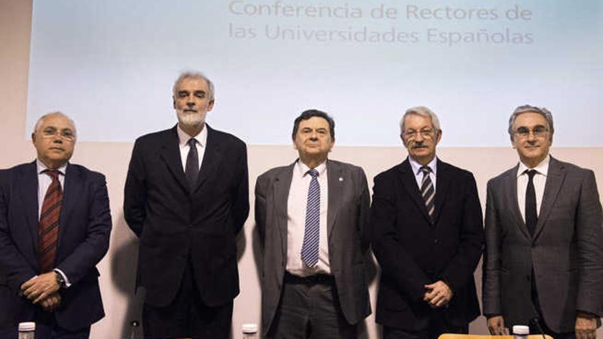 Las universidades pactan retrasar hasta 2017 los títulos de grado de tres años