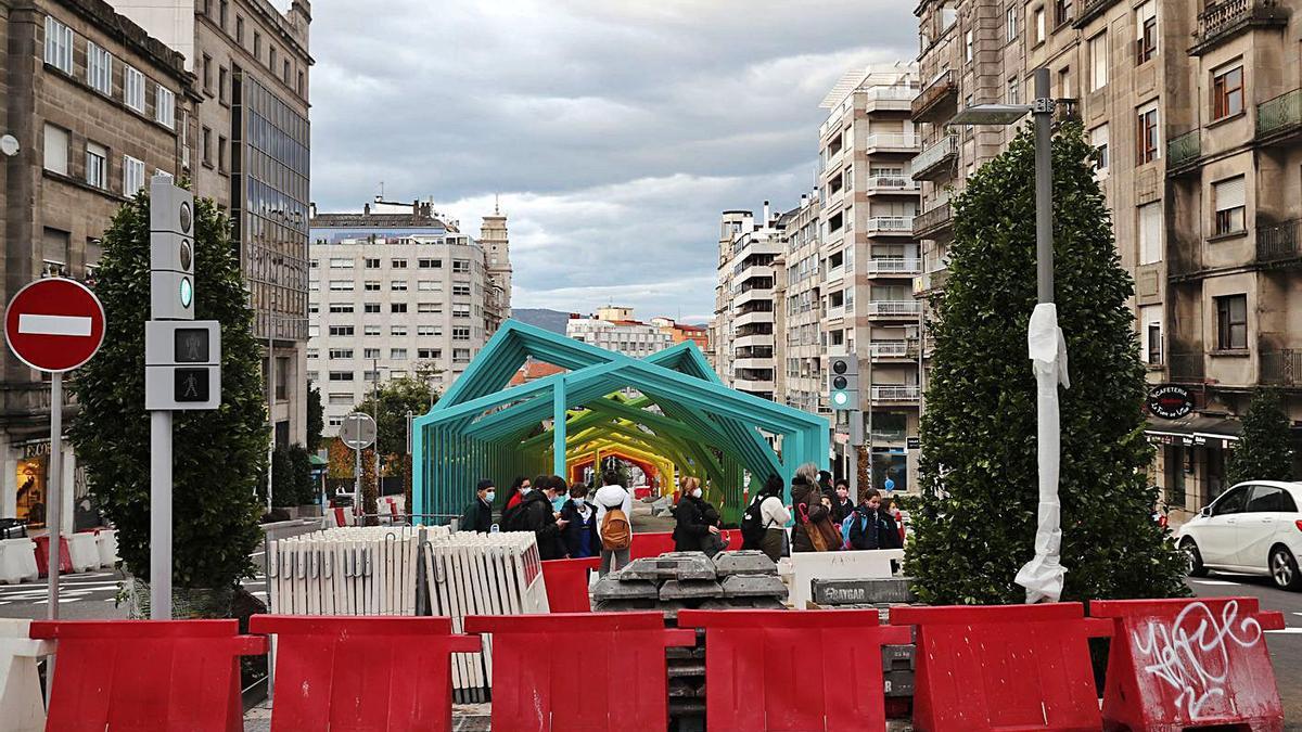 Dos nuevos árboles ya plantados ante la marquesina de las rampas automáticas de Gran Vía. |   // JOSÉ LORES