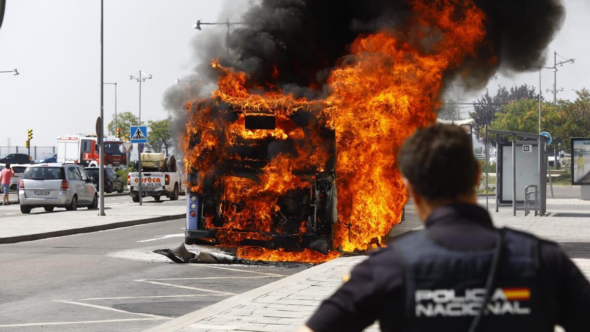 Incendio de un autobús en la estación Delicias de Zaragoza
