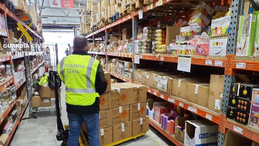 La Guardia Civil denuncia a un bazar de O Porriño por distribuir pirotecnia sin autorización ni seguridad