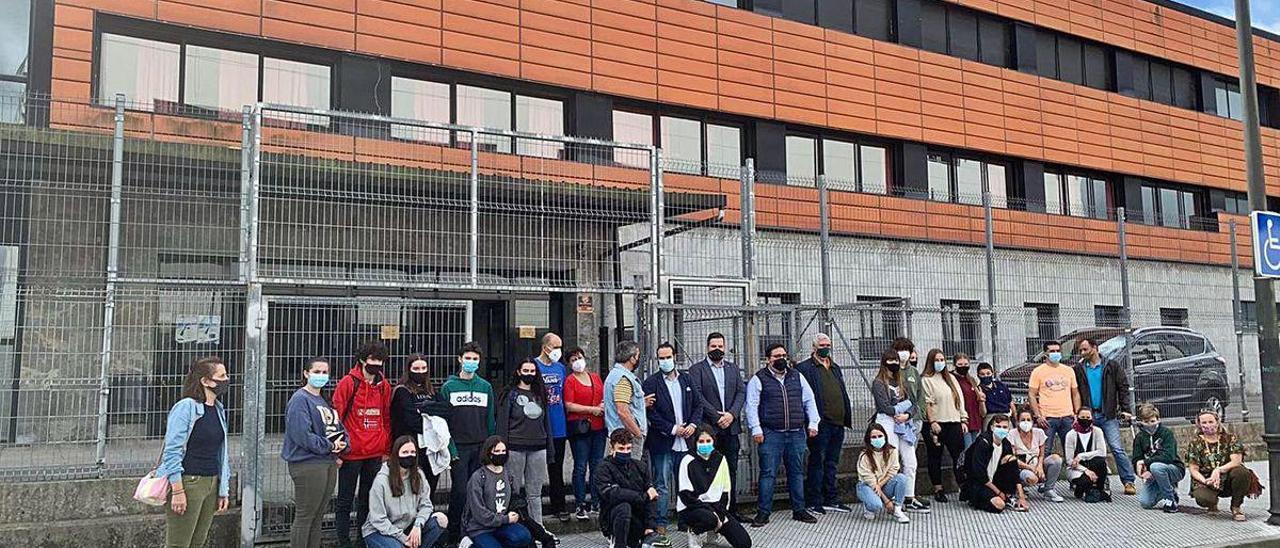 Padres y alumnos del IES Astures de Lugones, con representantes del PP de Siero, ayer, delante del centro.