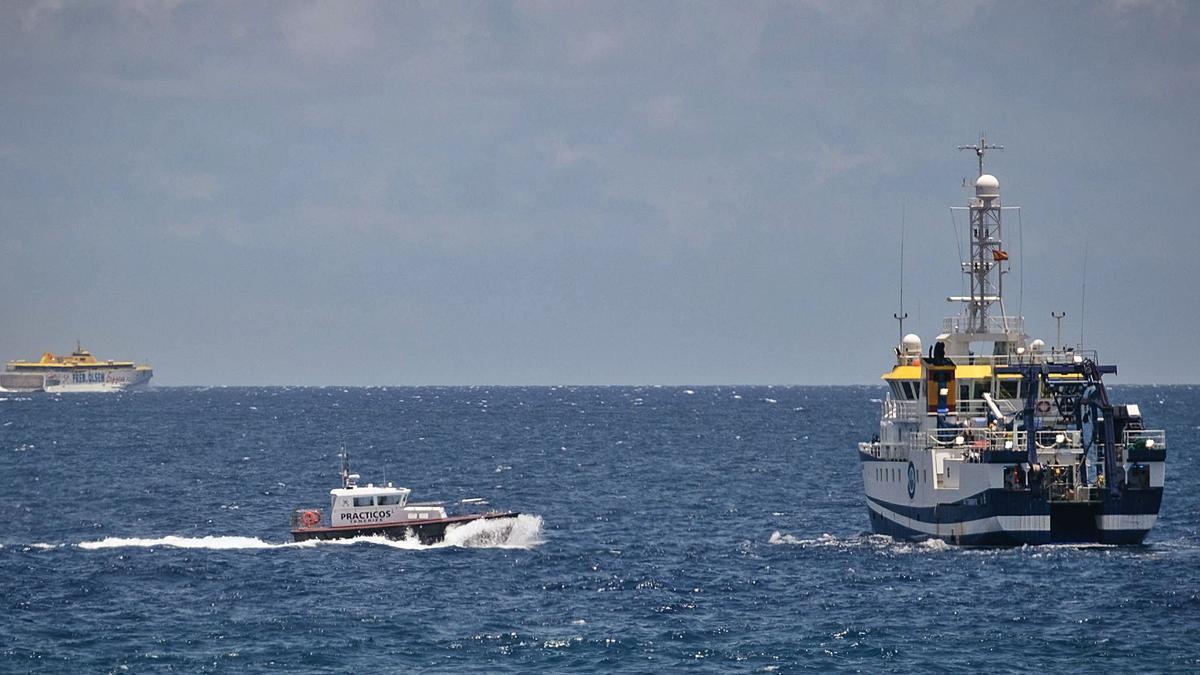 Buque ‘Ángeles Alvariño’ frente a Santa Cruz de Tenerife. | | ANDRÉS GUTIÉRREZ