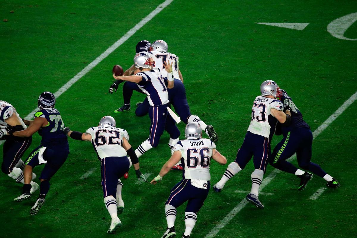 GLENDALE, AZ - FEBRUARY 01: Tom Brady #12 of the New England Patriots looks to pass in the fourth quarter against the Seattle Seahawks during Super Bowl XLIX at University of Phoenix Stadium on February 1, 2015 in Glendale, Arizona. Jamie Squire/Getty Images/AFP== FOR NEWSPAPERS, INTERNET, TELCOS &amp; TELEVISION USE ONLY ==. HORIZONTAL
