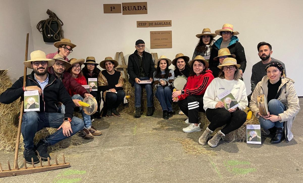 Os asistentes recrearon a trama do libro de Manuel iglesias, sentado no centro.