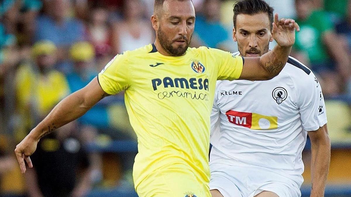 El centrocampista del Villarreal Santi Cazorla reaparece tras casi dos años lesionado durante el encuentro amistoso de pretemporada disputado frente al Hercules