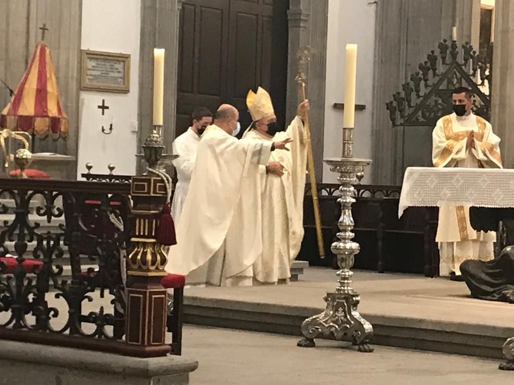 José Mazuelos ofició ayer sus primeras ordenaciones en  la catedral de Santa Ana