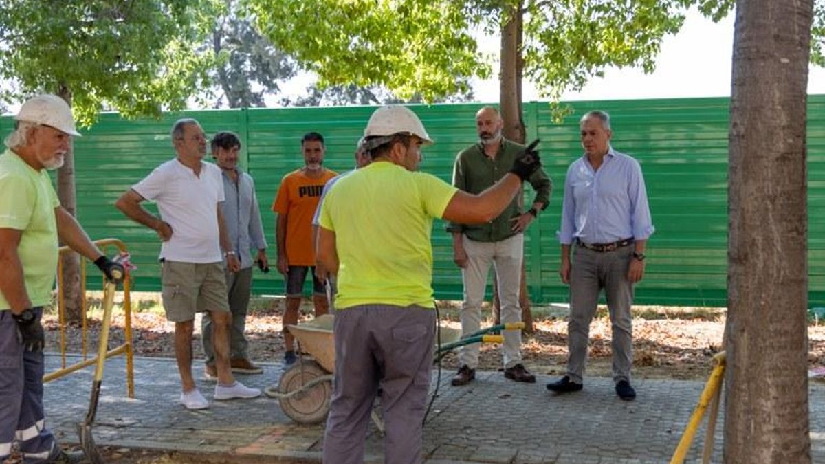 El alcalde de Sevilla, José Luis Sanz, en una visita a las obras de Palmete.