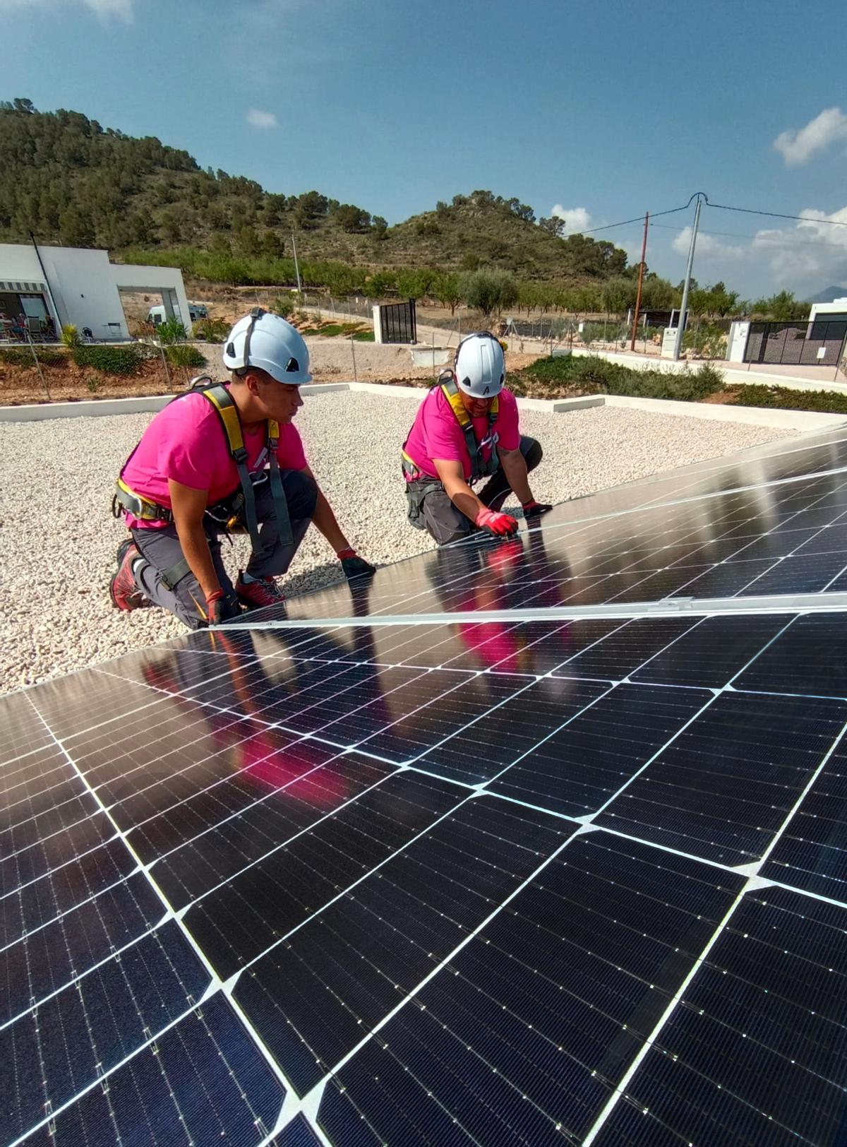 Operarios de la empresa Awergy instalando paneles fotovoltaicos.