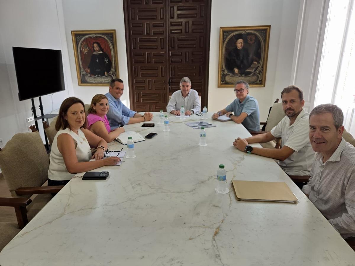 Reunión entre el Ayuntamiento de Orihuela y la dirección del centro hospitalario