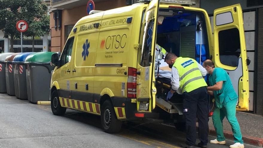 Una ambulància traslladant un pacient a la nova Clínica Girona