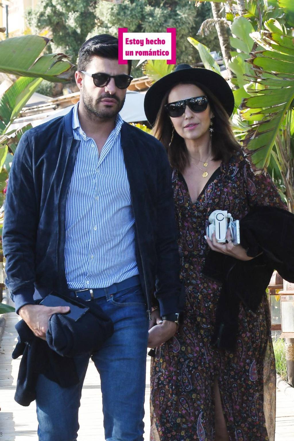 Paula Echevarría y Miguel Torres en la calle paseando