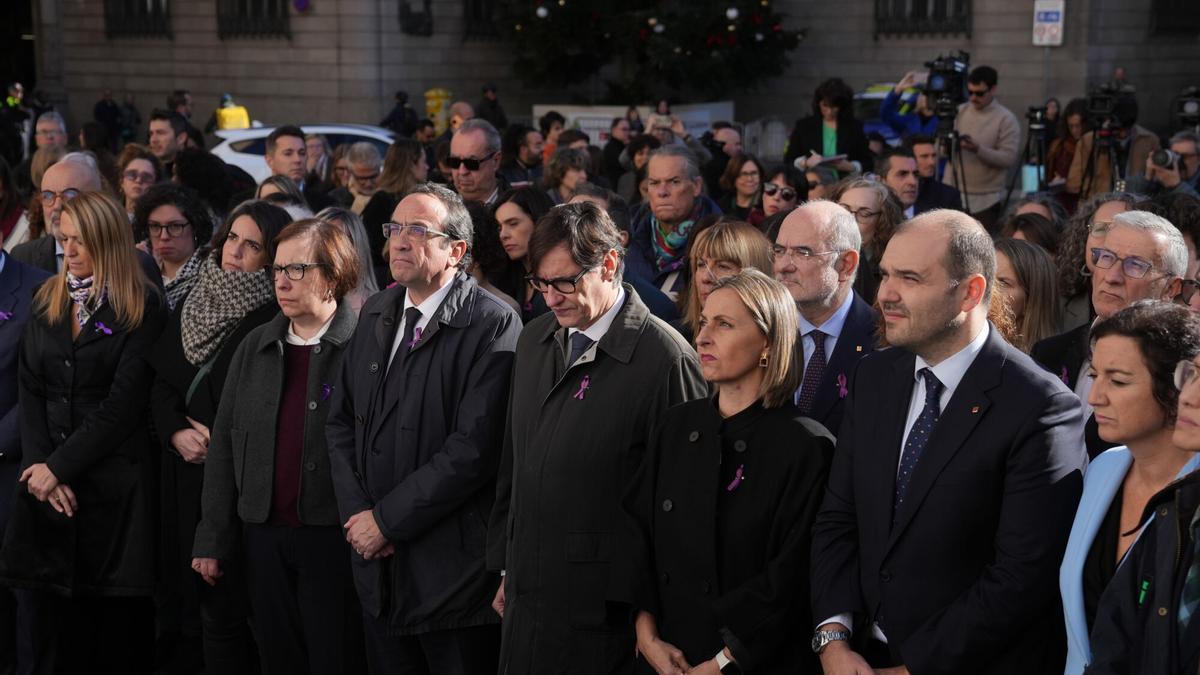 El presidente del Parlament de Catalunya, Josep Rull, el president de la Generalitat, Salvador Illa, la consellera de Igualdad, Eva Menor, y el conseller de Presidencia, Albert Dalmau, durante la declaración institucional del 25N.