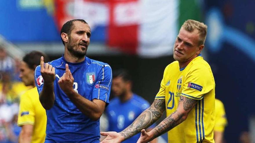 El céltico John Guidetti y el italiano Giorgio Chiellini gesticulan durante el partido. // Efe