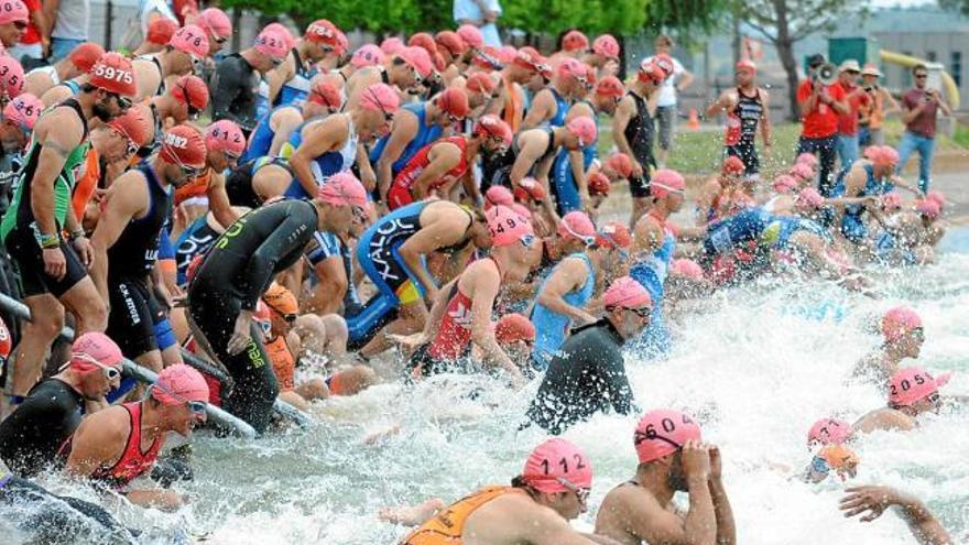 La sortida del primer segment, el de natació, sempre és espectacular, al llac del parc de l&#039;Agulla