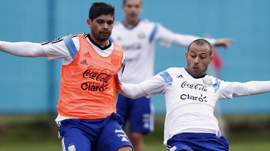 El jugador del Valencia durante un entrenamiento con su selección