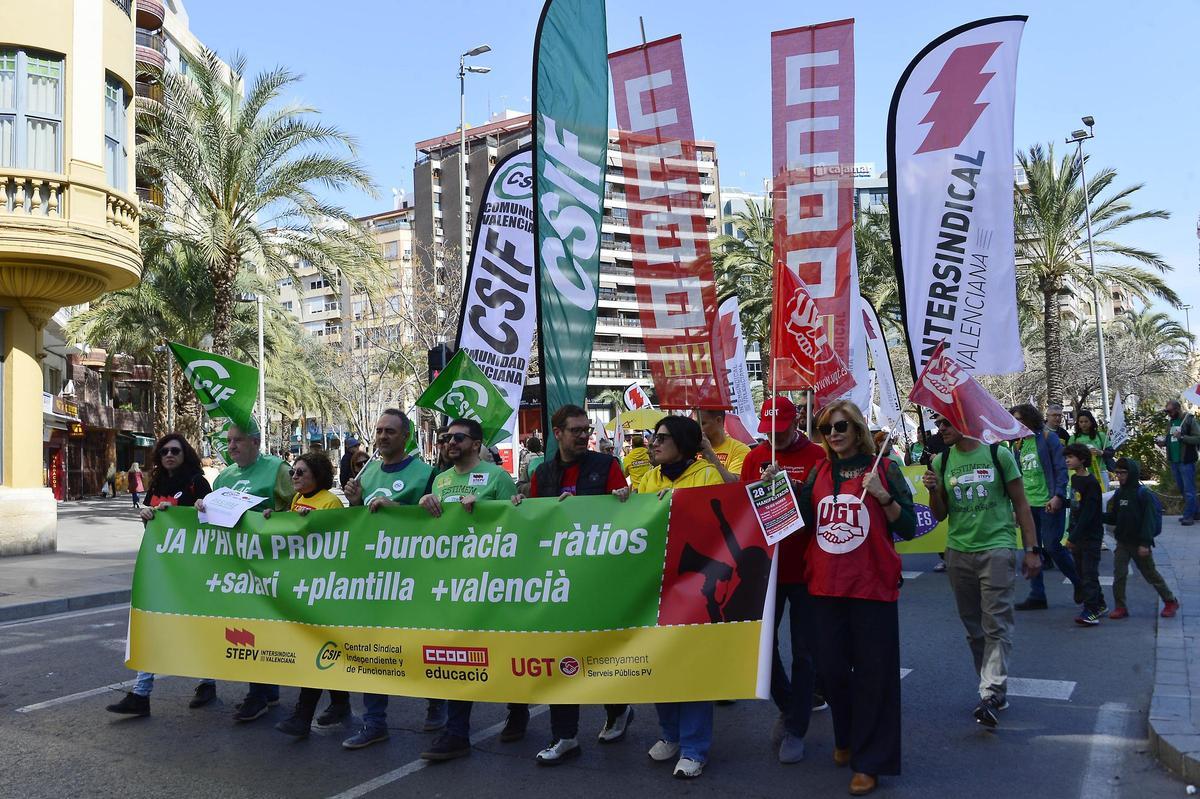 Así ha sido la manifestación de profesores en defensa de mejoras laborales y salariales en Alicante
