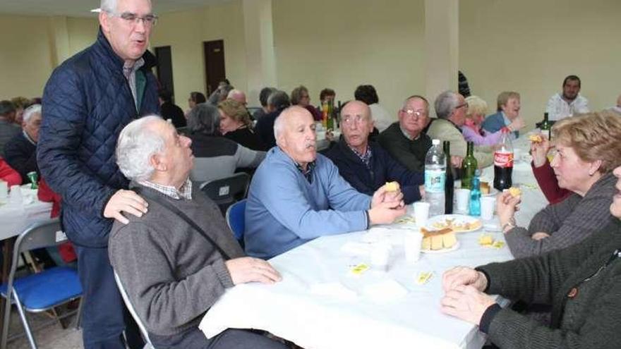 El alcalde departió con vecinos asistentes a la comida. // FdV