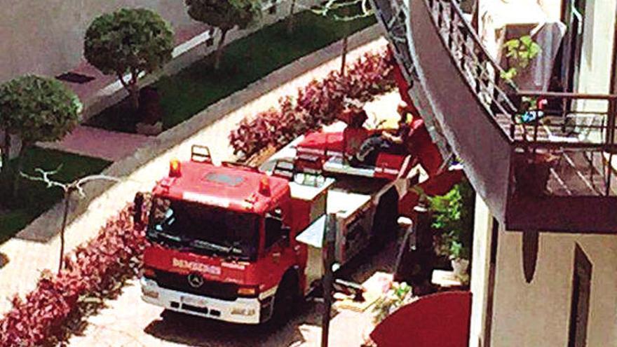 Los bomberos rescatan a un hombre que se cayó en la ducha y sufrió quemaduras