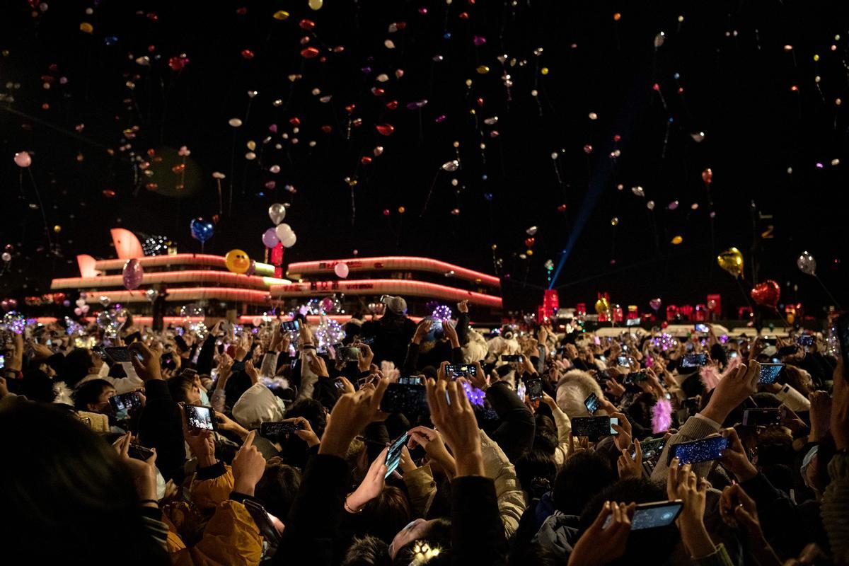 Personas celebrando el Año Nuevo en Wuhan